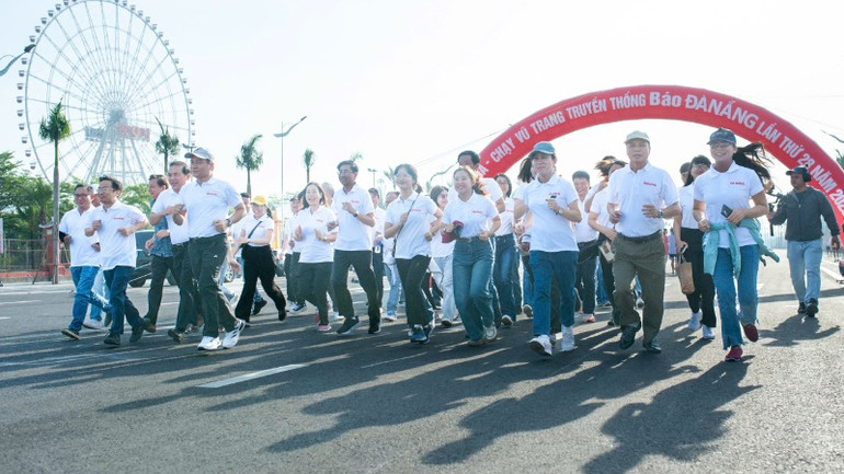 Lãnh đạo thành phố cùng cán bộ, công chức, viên chức các đơn vị, Báo Đà Nẵng tham gia giải.