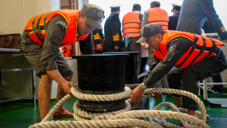 Các chiến sĩ Tàu 390, Vùng 3 Hải quân làm nhiệm vụ.