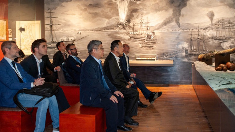 Các đại biểu trải nghiệm tại Bảo tàng Đà Nẵng.