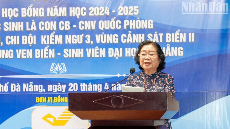 Nguyên Phó Chủ tịch nước Trương Mỹ Hoa, Chủ tịch Quỹ Học bổng Vừ A Dính, Chủ nhiệm Câu lạc bộ “Vì Hoàng Sa-Trường Sa thân yêu” phát biểu.