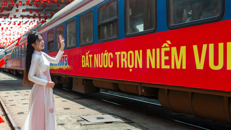 Hai đoàn tàu Thống Nhất đã góp phần làm trọn niềm vui và hạnh phúc của người dân ba miền trong ngày thống nhất đất nước. Hai đoàn tàu Thống Nhất đã góp phần làm trọn niềm vui và hạnh phúc của người dân ba miền trong ngày thống nhất đất nước.