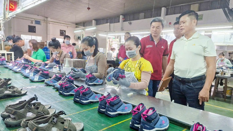 Sản xuất giày dép tại Công ty Cổ phần Hữu nghị Đà Nẵng.