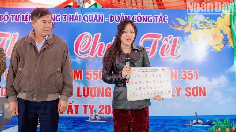 Đại diện Báo Nhân Dân giới thiệu bức tranh.