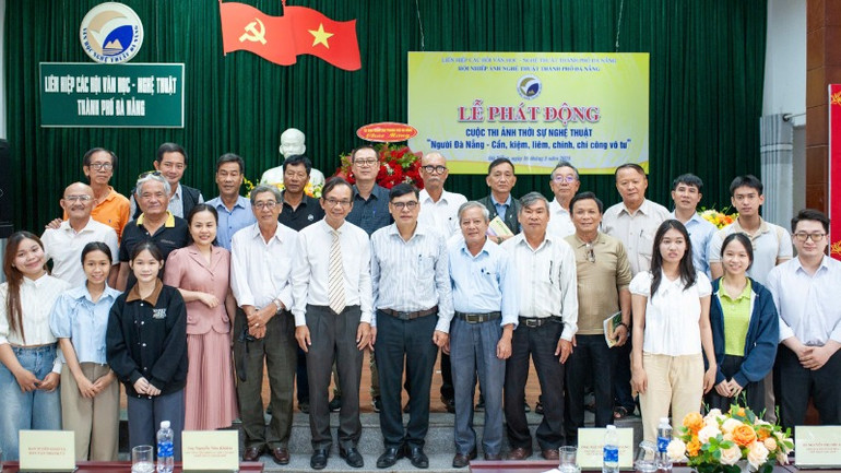 Các đại biểu chụp hình lưu niệm tại Lễ phát động.