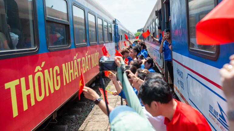 Trên thân tàu dán các khẩu hiệu mừng kỷ niệm 50 năm Ngày Giải phóng miền nam, thống nhất đất nước. Trên thân tàu dán các khẩu hiệu mừng kỷ niệm 50 năm Ngày Giải phóng miền nam, thống nhất đất nước.
