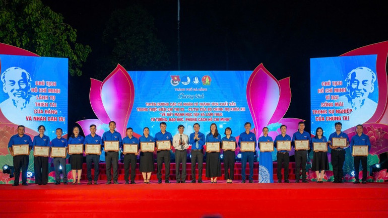 Lãnh đạo thành phố Đà Nẵng tuyên dương các tập thể, cá nhân có thành tích xuất sắc trong thực hiện Chỉ thị số 05-CT/TW.