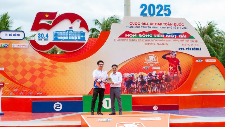 Ban tổ chức trao kỷ niệm chương cho Ban tổ chức địa phương.