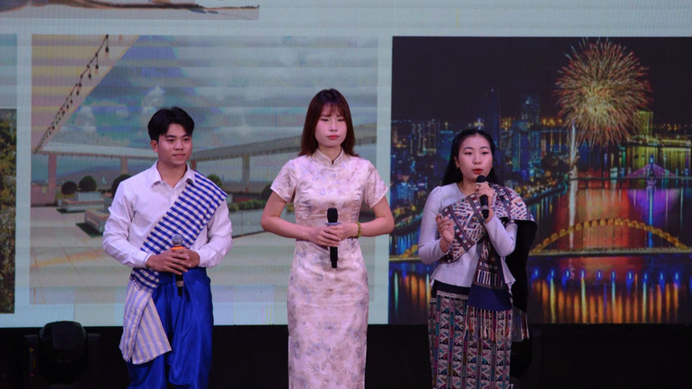 Các thí sinh tại phần thi hùng biện bằng tiếng Việt.