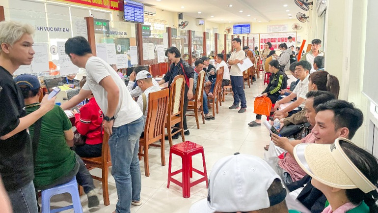 Quầy tiếp nhận và trả kết quả các thủ tục liên quan đến đất đai đông kín người chờ. Quầy tiếp nhận và trả kết quả các thủ tục liên quan đến đất đai đông kín người chờ.
