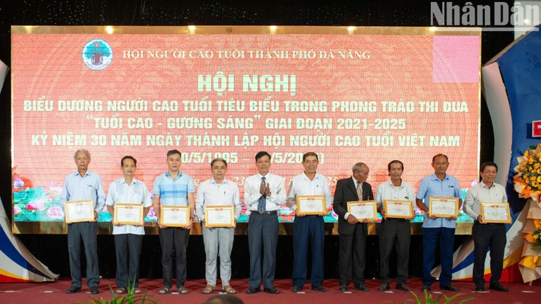 Hội Người cao tuổi thành phố trao bằng khen cho các cá nhân tiêu biểu trong Phong trào thi đua "Tuổi cao-Gương sáng".