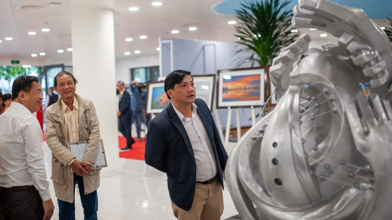 Nhiều người dân đến tham quan triển lãm trong ngày đầu tiên.