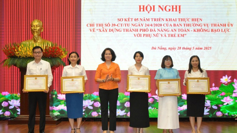Khen thưởng 5 cá nhân có thành tích xuất sắc trong thực hiện Chỉ thị số 39-CT/TU của Ban Thường vụ Thành ủy Đà Nẵng.