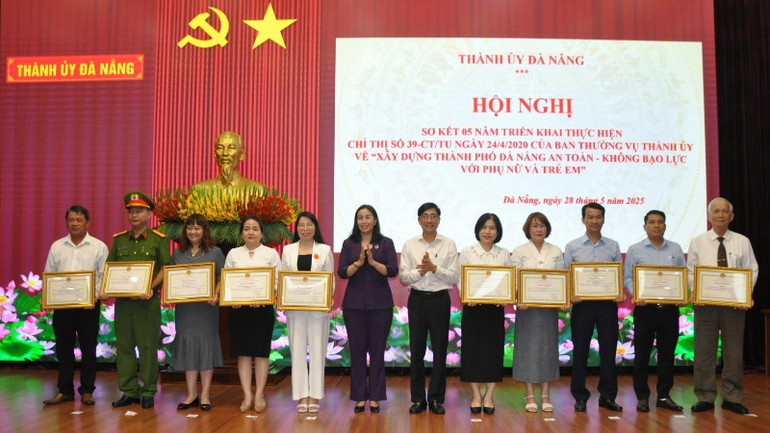 Khen thưởng 10 tập thể có thành tích xuất sắc trong thực hiện Chỉ thị số 39-CT/TU của Ban Thường vụ Thành ủy Đà Nẵng.