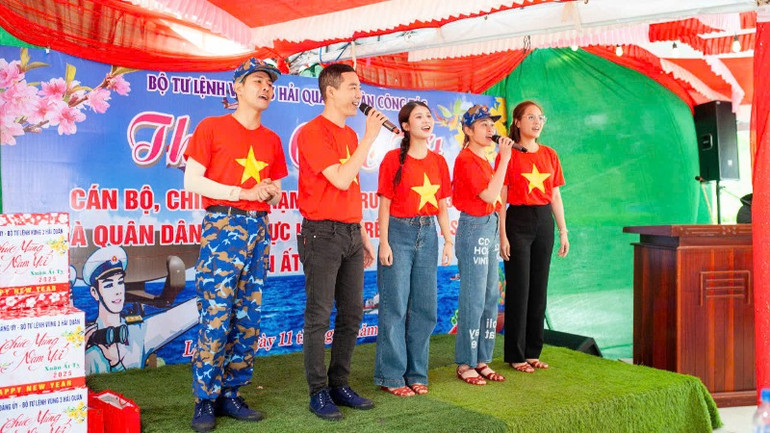 Các nghệ sĩ từ Nhà hát Tuổi trẻ Việt Nam biểu diễn.