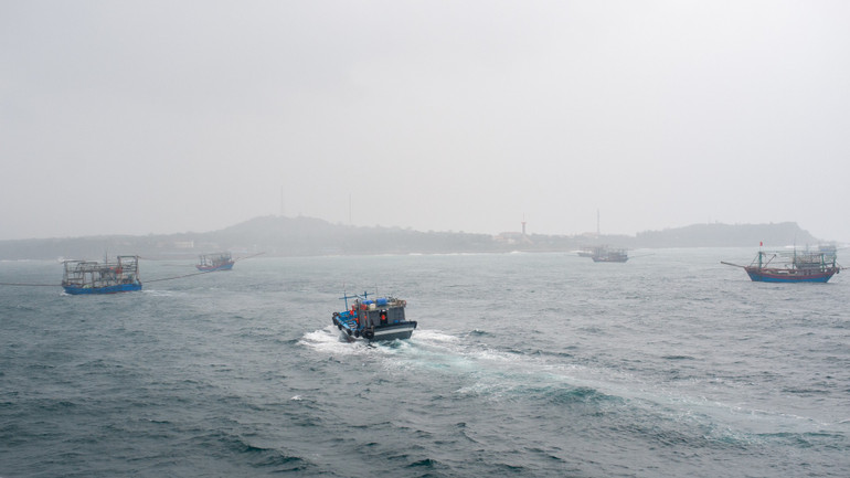 Tàu cá làm nhiệm vụ trung chuyển quà Tết trở về đảo.