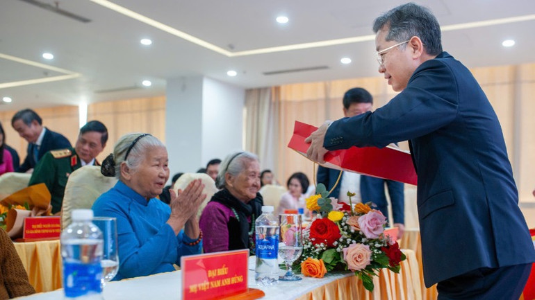 Bí thư Thành ủy Nguyễn Văn Quảng trao quà cho các Mẹ Việt Nam Anh hùng.