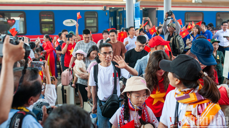 Những hành khách trên hai đoàn tàu Thống Nhất hân hoan đi vào nhà ga. Những hành khách trên hai đoàn tàu Thống Nhất hân hoan đi vào nhà ga.