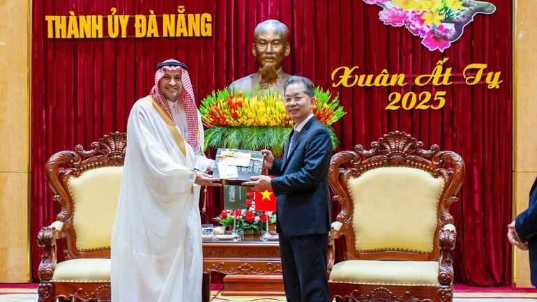 Đại sứ Saudi Arabia tại Việt Nam tặng quà lưu niệm.