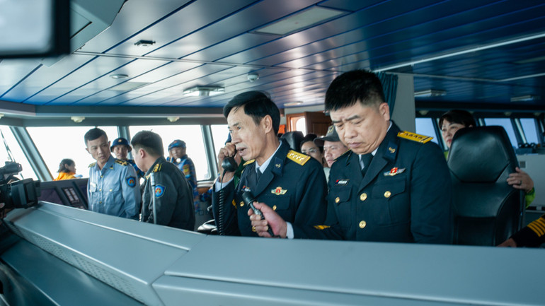 Đại tá Phạm Đình Thành, Phó Chính ủy Vùng 3 Hải quân, Trưởng đoàn công tác thăm hỏi, động viên cán bộ, chiến sĩ Tàu 311 làm nhiệm vụ trực Tết trên biển.