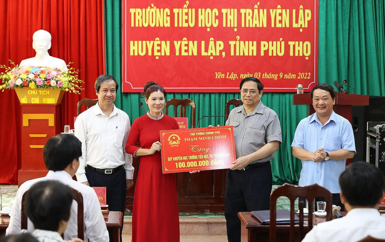 Thủ tướng Phạm Minh Chính tặng quà Quỹ khuyến học Trường tiểu học thị trấn Yên Lập.