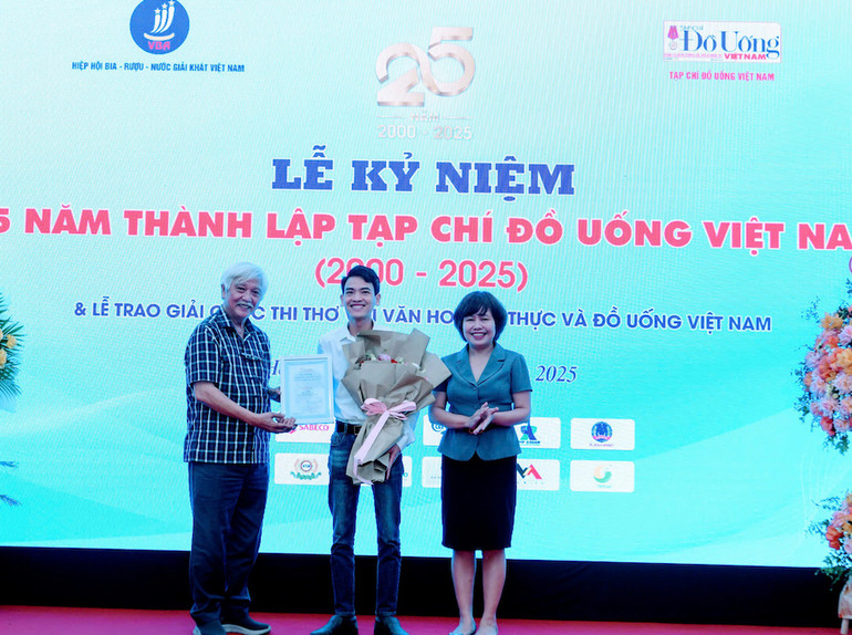 Ban tổ chức trao giải Nhất cuộc thi “Thơ với văn hóa ẩm thực và đồ uống Việt Nam”