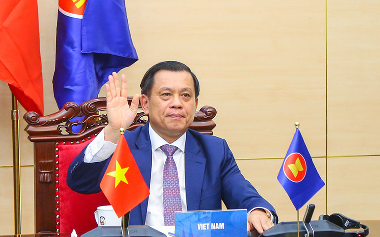 Đại diện Đoàn Việt Nam biểu quyết thông qua về mặt nguyên tắc Tuyên bố CLMTV về Liên thông chế độ bảo hiểm xã hội cho người lao động di cư. (Ảnh: Molisa) Đại diện Đoàn Việt Nam biểu quyết thông qua về mặt nguyên tắc Tuyên bố CLMTV về Liên thông chế độ bảo hiểm xã hội cho người lao động di cư. (Ảnh: Molisa)