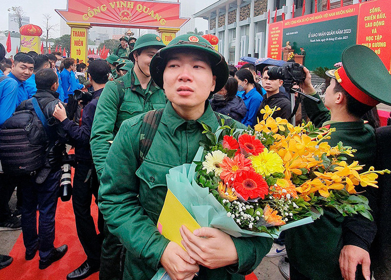 Thanh niên quận Thanh Xuân, thành phố Hà Nội, nô nức lên đường nhập ngũ. (Ảnh: NAM PHONG)