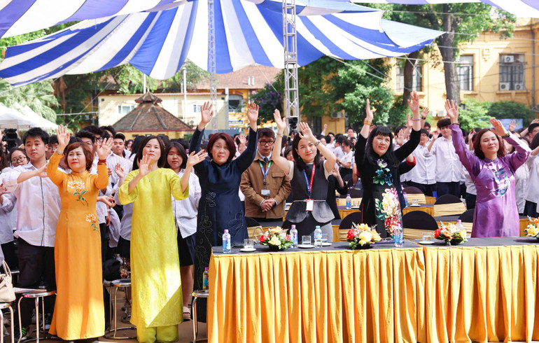 Thầy cô vẫy chào, chúc mừng những học sinh đã hoàn thành một năm học xuất sắc và tạm biệt để các học sinh thân yêu sẵn sàng bước tới một hành trình mới. Thầy cô vẫy chào, chúc mừng những học sinh đã hoàn thành một năm học xuất sắc và tạm biệt để các học sinh thân yêu sẵn sàng bước tới một hành trình mới.