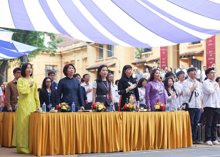 Buổi lễ Chào cờ cuối năm học 2024-2025 của thầy trò Trường THPT Việt Đức (Hoàn Kiếm, Hà Nội) Buổi lễ Chào cờ cuối năm học 2024-2025 của thầy trò Trường THPT Việt Đức (Hoàn Kiếm, Hà Nội)