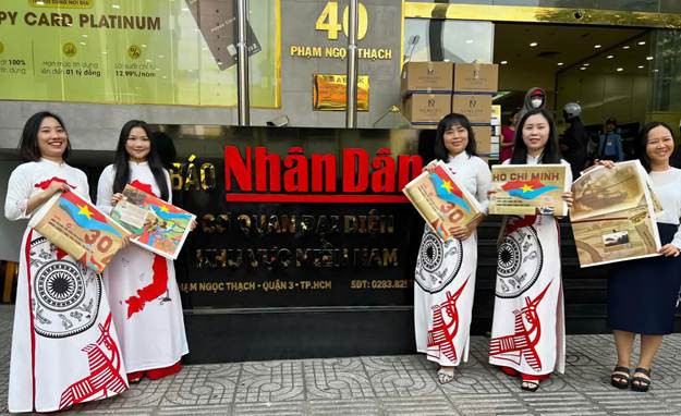 Bạn đọc nhận ấn phẩm tại Cơ quan đại diện Báo Nhân Dân tại khu vực miền nam. Bạn đọc nhận ấn phẩm tại Cơ quan đại diện Báo Nhân Dân tại khu vực miền nam.