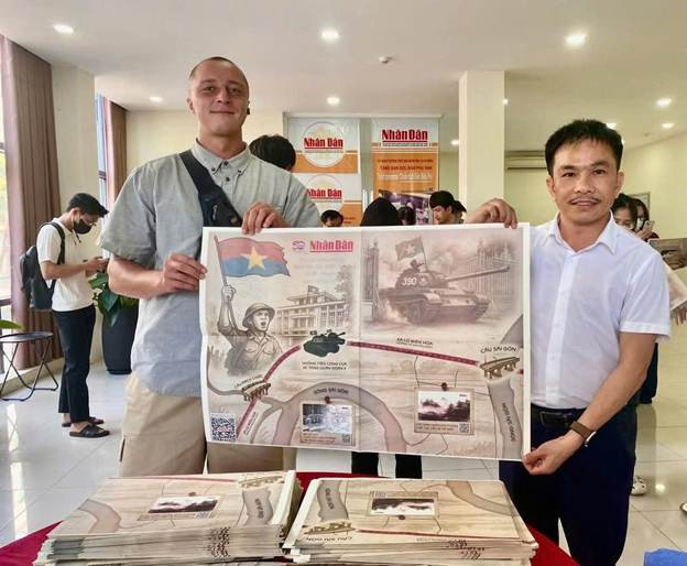 Du khách nước ngoài hồ hởi với bản phụ san ở cơ quan đại diện của Báo Nhân Dân tại miền trung-Tây Nguyên. Du khách nước ngoài hồ hởi với bản phụ san ở cơ quan đại diện của Báo Nhân Dân tại miền trung-Tây Nguyên.