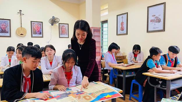 Phụ san đặc biệt được gửi tặng trường học ở Hòa Bình. Phụ san đặc biệt được gửi tặng trường học ở Hòa Bình.