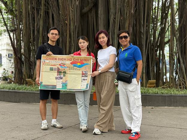 Bạn đọc nhận phụ san và chụp ảnh tại gốc đa Hàng Trống. Bạn đọc nhận phụ san và chụp ảnh tại gốc đa Hàng Trống.