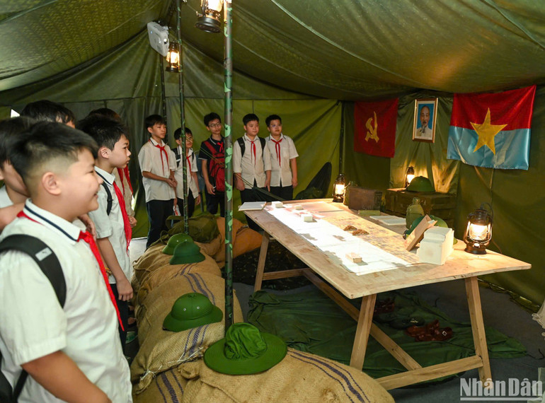 Không gian triển lãm được thiết kế như một dòng chảy lịch sử