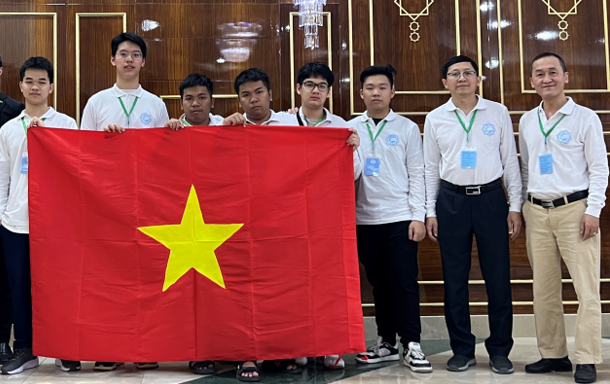 Đoàn Việt Nam tham dự Olympic Giao lưu Toán học Turkmenistan lần thứ 2. Từ trái qua phải: Lại Gia Khải, Nguyễn Phúc Nguyên, Nguyễn Trí Hậu, Nguyễn Trí Hiền, Trần Quang Nhật, Vũ Việt Hà, thầy Vũ Thế Khôi, thầy Nguyễn Chu Gia Vượng.