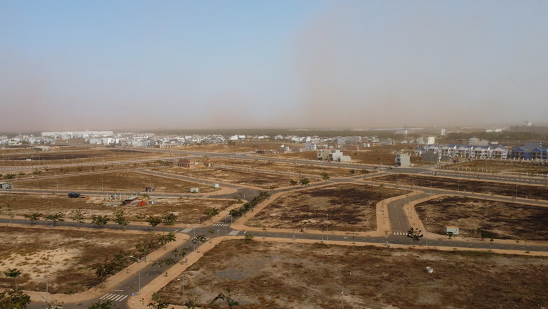 Bụi cũng phủ kín ra đến khu tái định cư Lộc An-Bình Sơn, cách công trường hơn 5km.