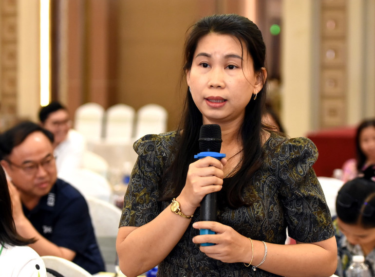 Tại hội nghị gặp gỡ doanh nghiệp FDI năm 2023 do UBND tỉnh Đồng Nai tổ chức chiều 31/3, bà Đoàn Hương Giang, Trưởng phòng Hành chính-nhân sự, Công ty TNHH Elite Long Thành, khu công nghiệp Lộc An-Bình Sơn phản ánh bụi đỏ do thi công sân bay Long Thành khiến sức khỏe người lao động, chất lượng sản phẩm của công ty bị ảnh hưởng. Bà đề nghị chủ đầu tư, liên danh các nhà thầu có biện pháp để hạn chế thấp nhất bụi phát sinh từ quá trình xây dựng sân bay Long Thành. Các bộ, ngành liên quan và Ủy ban nhân dân tỉnh Đồng Nai tăng cường công tác giám sát việc chấp hành quy định về môi trường trong quá trình triển khai xây dựng dự án.