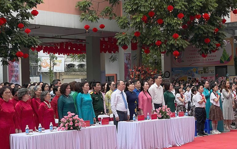 Thầy cô giáo và học sinh Trường tiểu học Chu Văn An tại lễ kỷ niệm.