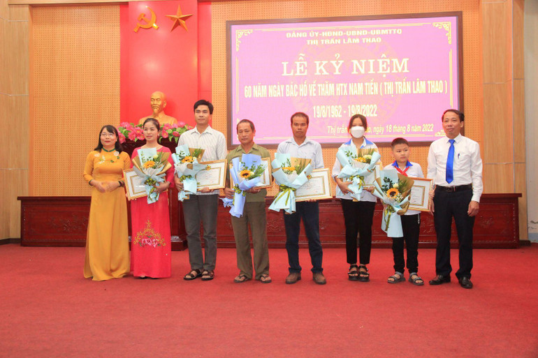 Các tập thể, cá nhân có thành tích trong học tập và làm theo tư tưởng, đạo đức, phong cách Hồ Chí Minh.