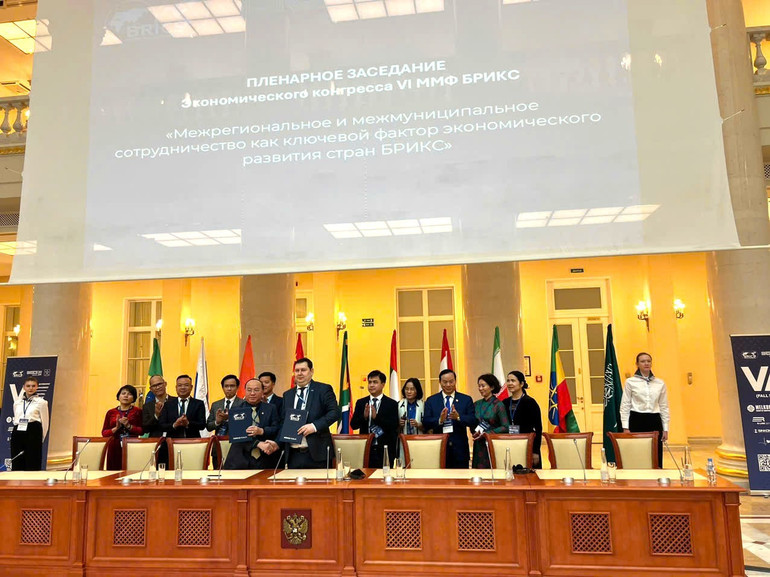 Chủ tịch Nguyễn Hồng Sơn trao bản thỏa thuận hợp tác với đại diện Tổ chức Truyền thông Doanh nghiệp IMBRICS PLUS