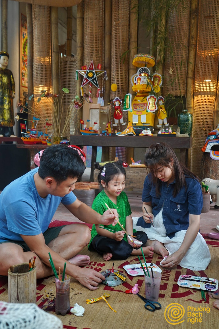 Cả bố mẹ và trẻ đều có những khoảnh khắc đáng nhớ. Ảnh: Phường Bách Nghệ