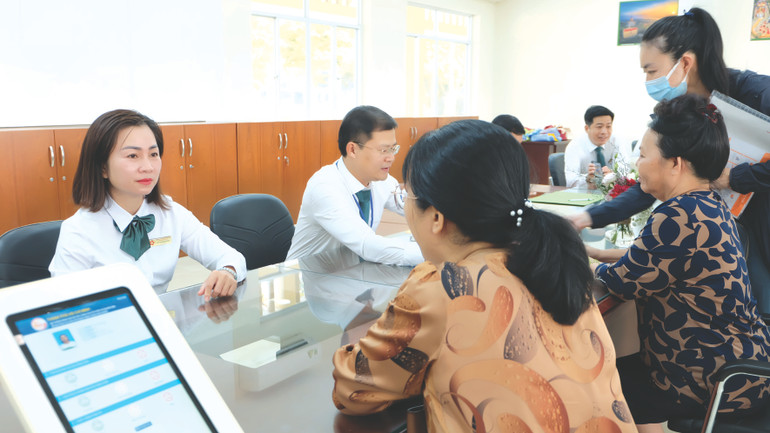 Những sáng kiến trong thi hành công vụ giúp xây dựng chính quyền thân thiện. Trong ảnh: Cán bộ Trung tâm Dịch vụ công Thành phố Thủ Đức (Thành phố Hồ Chí Minh) tiếp công dân. Ảnh: Đặng Thành