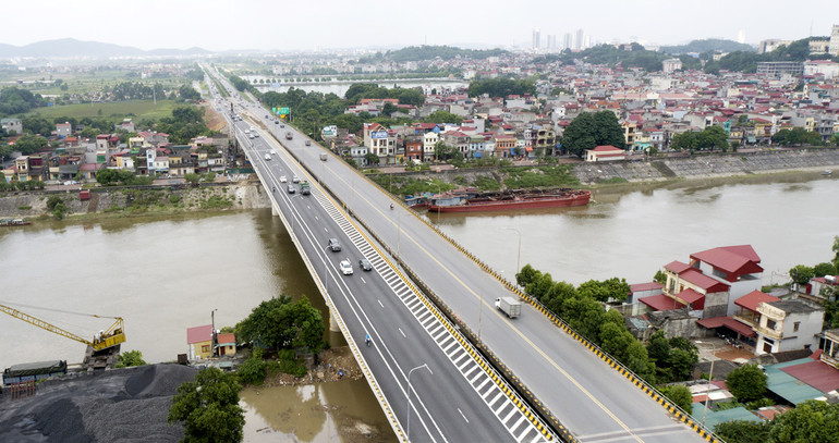 Với quyết tâm "dám nghĩ, dám làm", chỉ sau 14 tháng thi công, Đảng bộ và nhân dân Bắc Giang đã hoàn thành Dự án cầu Như Nguyệt (giai đoạn 2), đưa vào sử dụng, giúp giải quyết tình trạng nghẽn tắc giao thông. Ảnh: VIỆT HƯNG