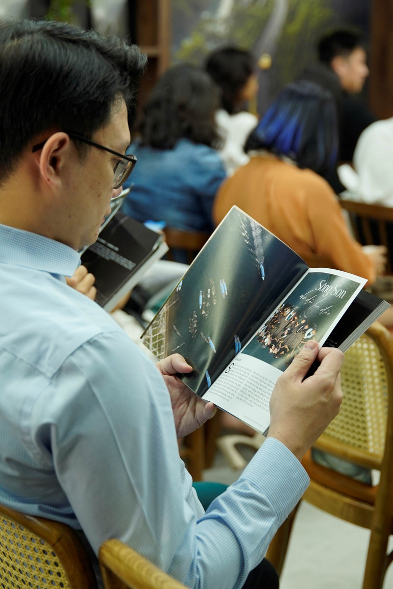 Phần nội dung của cuốn sách được "nén" chặt trong từng câu chữ để những bức ảnh được kể câu chuyện của riêng mình.