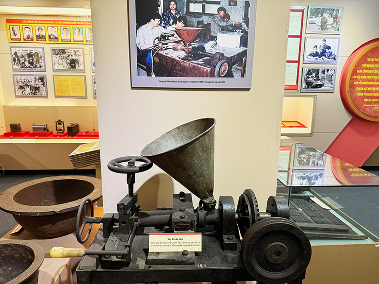 Máy đúc chữ nhựa M951 sáng chế năm 1970 tại Việt Bắc được trưng bày tại Bảo tàng ngành cơ yếu Việt Nam. Ảnh NGỌC ĐINH