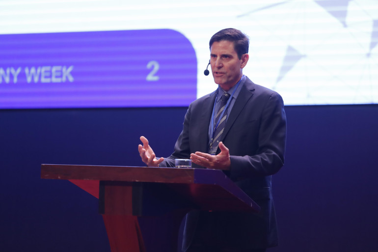 Giáo sư Mark Zachary Jacobson diễn thuyết truyền cảm hứng tới giới trẻ.