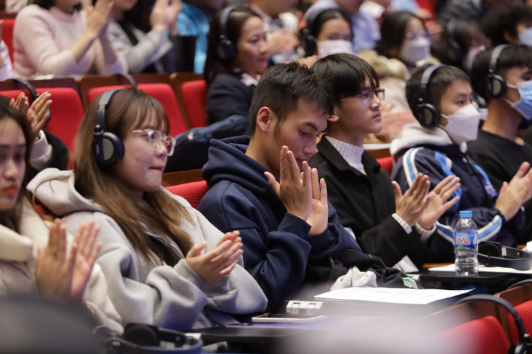 Giới trẻ chăm chú lắng nghe diễn thuyết truyền cảm hứng của các nhà khoa học.