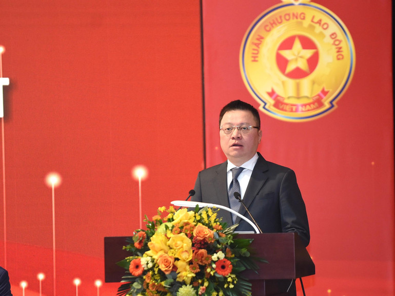 Đồng chí Lê Quốc Minh, Ủy viên Trung ương Đảng, Tổng Biên tập Báo Nhân Dân, Phó Trưởng Ban Tuyên giáo Trung ương, Chủ tịch Hội Nhà báo Việt Nam trình bày tham luận.
