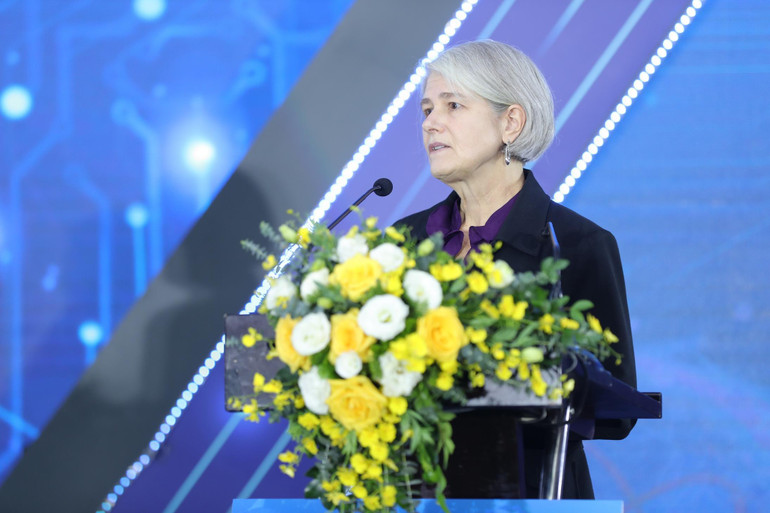 Giáo sư Claudia Wagner-Riddle.