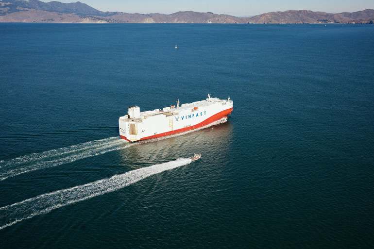 Chiếc tàu chở lô xe VinFast trên hải trình đến nước Mỹ.